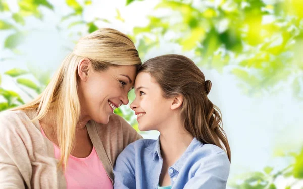 Feliz sonriente madre e hija —  Fotos de Stock