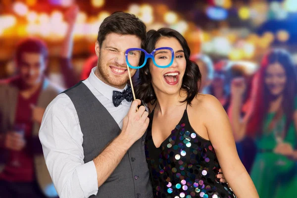 Casal feliz com óculos de festa se divertindo — Fotografia de Stock
