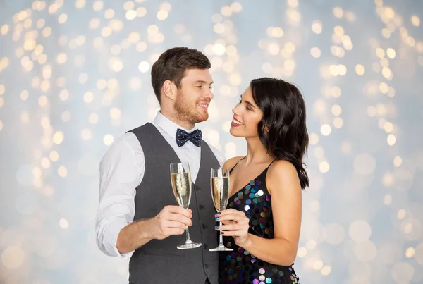 Couple heureux avec des verres de champagne à la fête — Photo