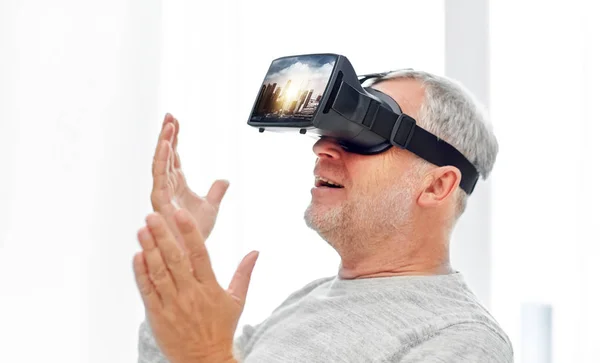Hombre viejo en auriculares de realidad virtual o gafas 3d — Foto de Stock