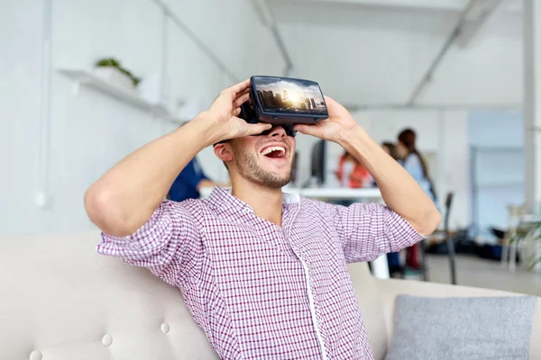 Gelukkig man met virtual reality headset op kantoor — Stockfoto