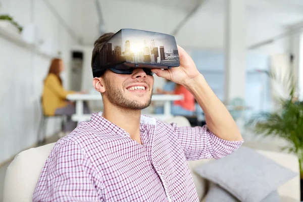 Homem feliz com fone de ouvido realidade virtual no escritório — Fotografia de Stock