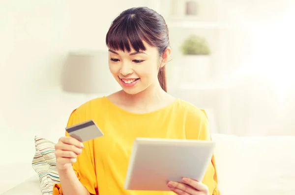 Mujer asiática feliz con la tableta PC y tarjeta de crédito — Foto de Stock