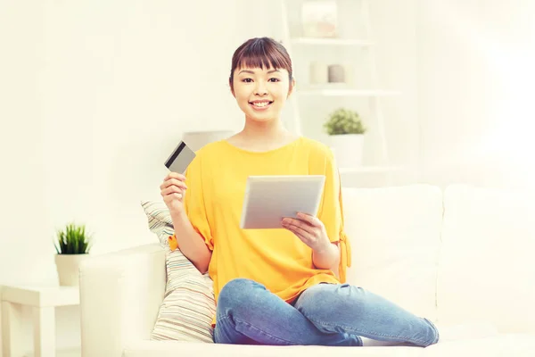 Mujer asiática feliz con la tableta PC y tarjeta de crédito — Foto de Stock