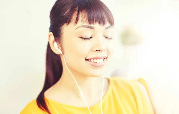 Happy asiatisk kvinna med hörlurar lyssna musik — Stockfoto