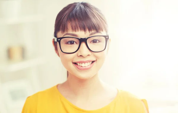 Gelukkig Aziatische jonge vrouw in glazen thuis — Stockfoto