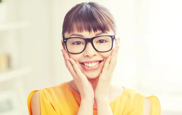 Glücklich asiatische junge Frau in Brille zu Hause — Stockfoto