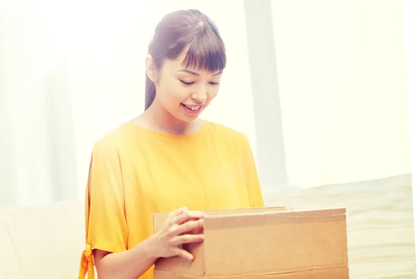 快乐的亚洲年轻女人，家里有包裹盒 — 图库照片