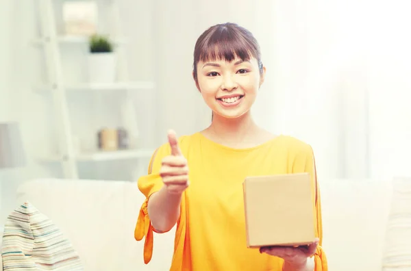 Šťastný asijské mladý žena s balíček box doma — Stock fotografie
