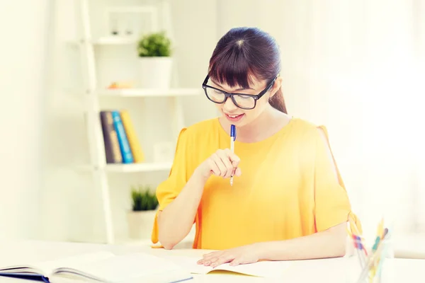 Glad ung kvinna som asiatiska studenternas lärande hemma — Stockfoto