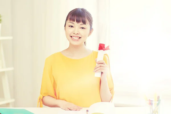 Glücklich asiatische Studentin mit Diplom zu Hause — Stockfoto