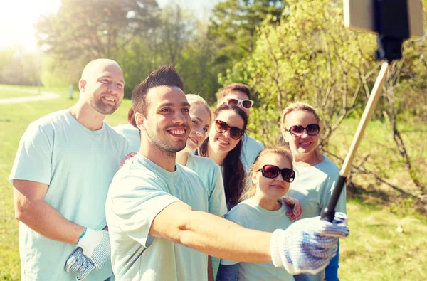 Group of volunteers taking smartphone selfie — Stock Photo, Image