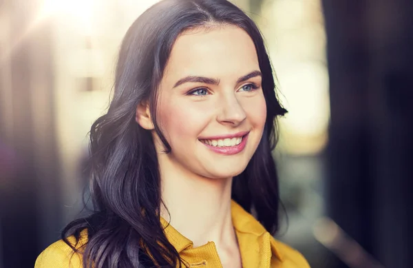 Lachende jonge vrouw in de stad — Stockfoto