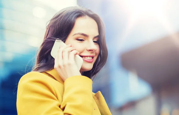 Sorrindo jovem mulher ou menina chamando no smartphone — Fotografia de Stock