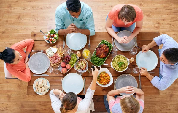 Gruppo di persone che mangia a tavola con il cibo — Foto Stock
