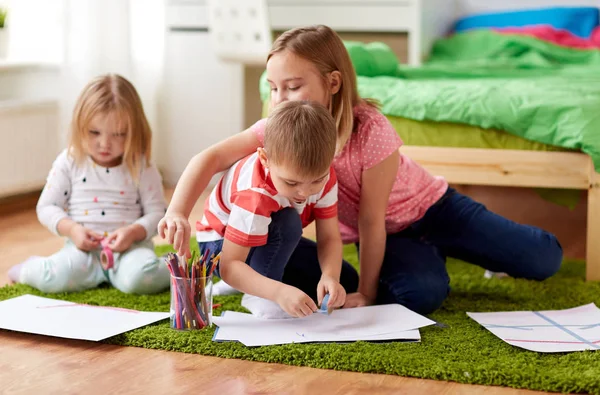 Glückliche Kinder zeichnen zu Hause — Stockfoto
