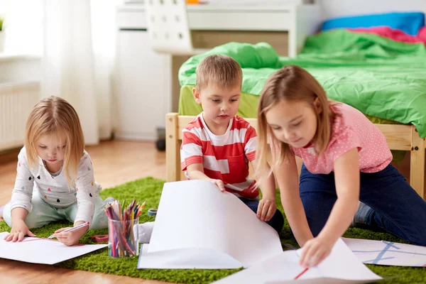 Gelukkige jonge geitjes tekening thuis — Stockfoto