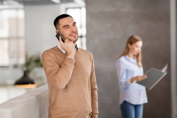 Uomo d'affari che chiama su smartphone in ufficio — Foto Stock