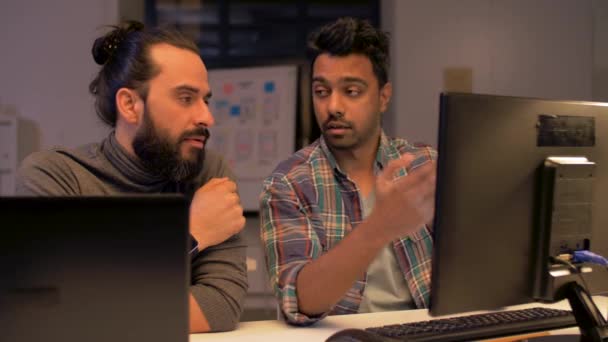 Geç saatlere kadar ofiste bilgisayar ile yaratıcı ekibi — Stok video