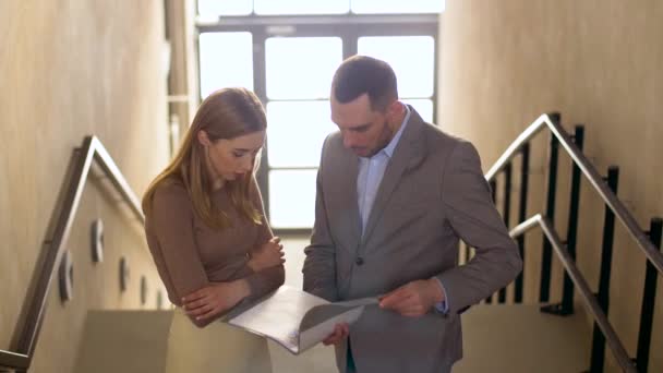 Mujer de negocios y hombre de negocios discutir carpeta — Vídeos de Stock