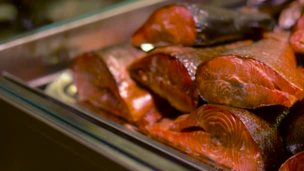 Smoked fish on tray — Stock Video