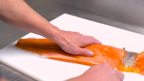 Chef-kok snijden gerookte zalm visfilet — Stockvideo