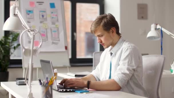 Creatieve mannelijke kantoor werknemer met laptop — Stockvideo