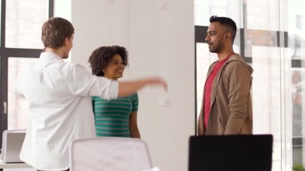 Feliz equipo creativo haciendo cinco en la oficina — Vídeos de Stock