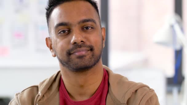 Portrait d'un homme indien souriant heureux au bureau — Video