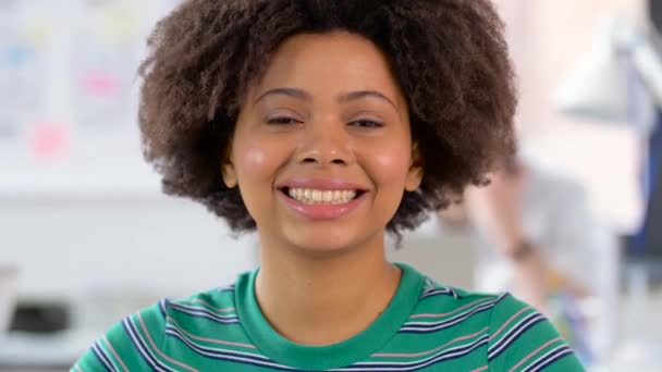Portret van gelukkig Afrikaanse Amerikaanse vrouw op kantoor — Stockvideo