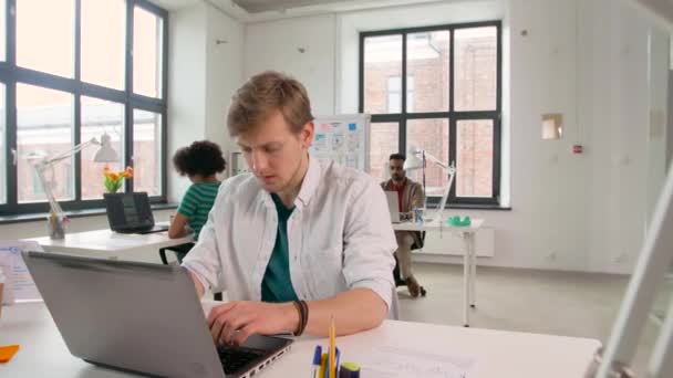 Créatif mâle employé de bureau tapant sur ordinateur portable — Video