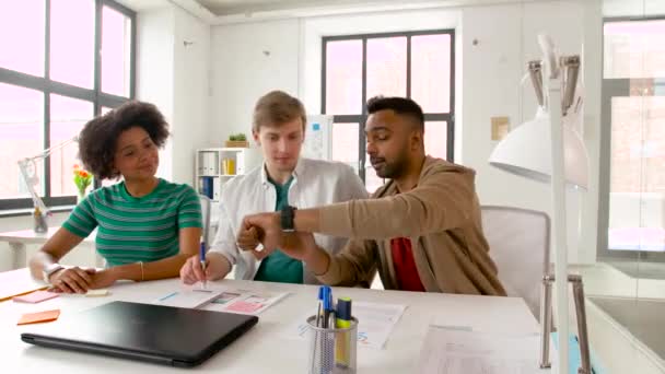 Homem mostrando relógio inteligente para colegas de trabalho no escritório — Vídeo de Stock