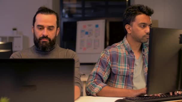 Équipe créative avec ordinateur travaillant tard au bureau — Video