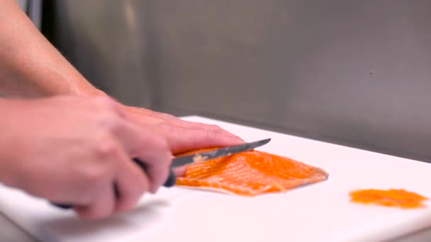 Chef cortando filé de peixe de salmão defumado — Vídeo de Stock