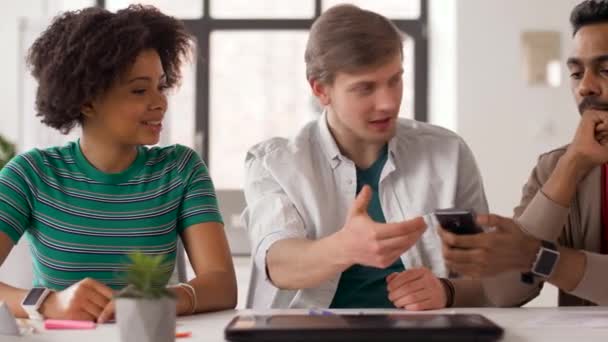 Homme montrant smartphone aux collègues au bureau — Video