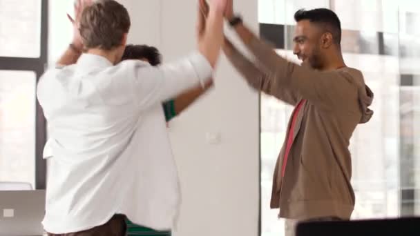 Mutlu yaratıcı takım ofisinde çak bir beşlik yapma — Stok video