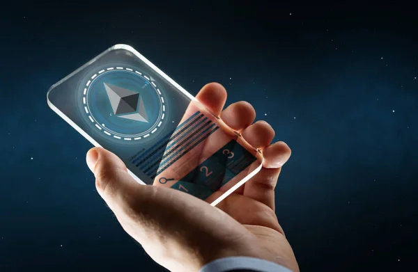 Manlig hand med ethereum på smartphone-skärmen — Stockfoto