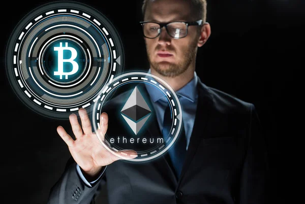Obchodník s ethereum a bitcoin hologramy — Stock fotografie