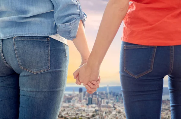 Gay couple holding hands over san francisco city — Stock Photo, Image