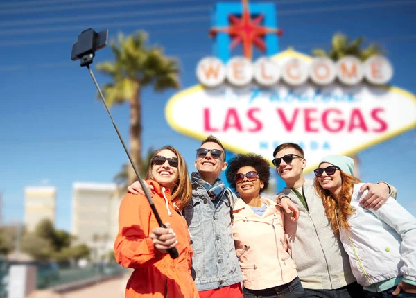Teman-teman bepergian ke Las Vegas dan mengambil selfie — Stok Foto