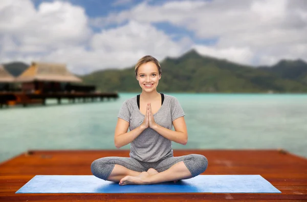 Vrouw yoga in maken en mediteren lotus pose — Stockfoto