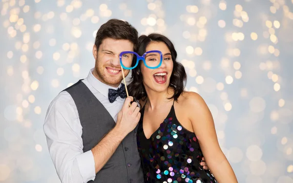 Glückliches Paar mit Partybrille, das Spaß hat — Stockfoto