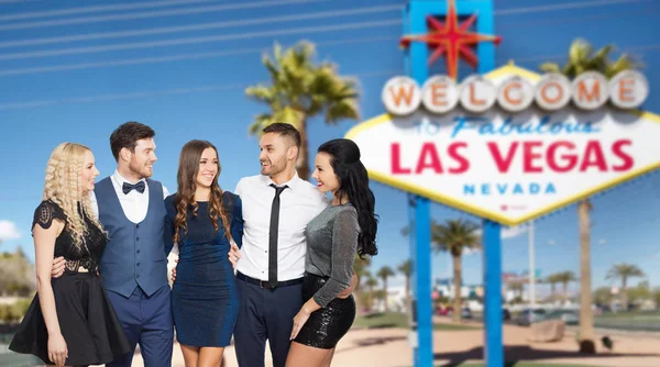Teman-teman dalam pakaian pesta berpelukan di Las Vegas — Stok Foto