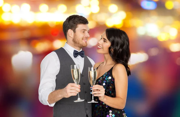 Feliz pareja con copas de champán en la fiesta Imagen De Stock