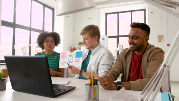 Equipo creativo que tiene videoconferencia en la oficina — Vídeos de Stock