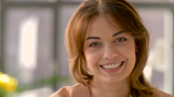 Visage de jeune femme souriante heureuse — Video