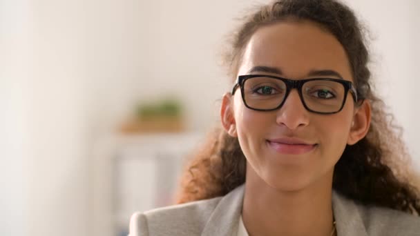 Обличчя усміхненої афроамериканки в окулярах — стокове відео