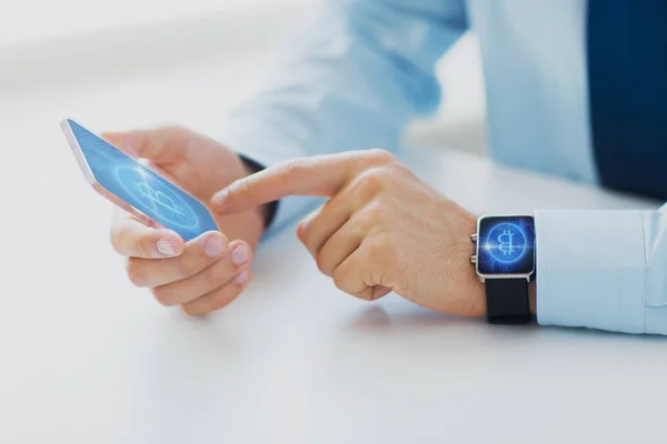 スマート フォンとスマートな腕時計 bitcoin のクローズ アップ — ストック写真