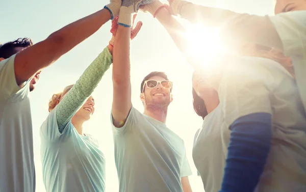 Gruppe von Freiwilligen macht High Five im Freien — Stockfoto