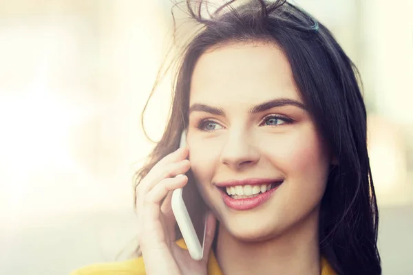 Lächelnde junge Frau oder Mädchen, die auf dem Smartphone telefonieren — Stockfoto